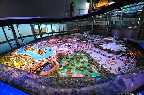 　ディズニーランド模型の別の写真。細部まで作り込まれており、実際のディズニーランドにあるアトラクションの多くが含まれている。