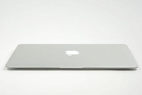 　初代MacBook Airと同様、新型MacBook Airにもフタにラッチがない。