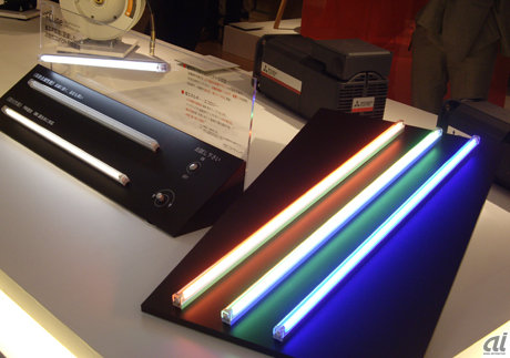 　NECライティングの建築化照明器具「プラスシーライン」は長寿命の極細ランプを使用した照明器具。液晶ディスプレイのバックライト用光源に使用されている冷陰極管技術が用いられている。グッドデザイン賞ベスト 15を受賞。