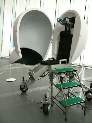 　位置センサ付きのカメラで撮影した映像をビークル正面（写真左側）に投影し、カメラの傾きに合わせて車体を傾かせる。