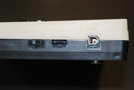 　右側面にはDCジャック、電源スイッチ、コントラスト調整ノブが並ぶ。