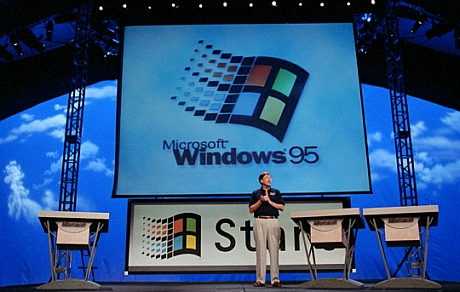 　Microsoftは15年前、「Windows 95」を発表した。これは、同社において最も成功した製品発表の1つとなった。こちらはMicrosoft会長Bill Gates氏が1995年8月24日、ワシントン州レドモンドのステージで「Windows 95」のリリースを発表する様子。