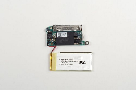 　iPod nanoには、3.7V、0.385Whrのリチウムイオンバッテリがある。iPod nanoのメモリチップをよく見るには、この白いステッカーをはがす必要がある。