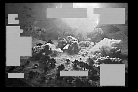 　この静止画像は、兵器システムのビデオの一部で、2007年9月に行われたF-16による空爆後の爆発の様子を映している。イラクでのこの攻撃により、アルカイダのリーダー数名が死亡した。

　500発の20mm多銃身機関砲に加えて、F-16には最大6基の空対空ミサイルを搭載できる。