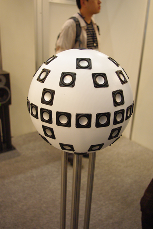 　球形のスピーカーは、独立行政法人情報通信研究機構（NICT）のブースに展示されていたもの。直径は28cmで、62個のスピーカーを内蔵する。すべて異なる放射指向性を持つという。