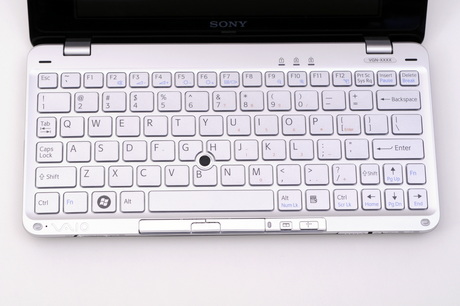 写真のキーボードは英語仕様だが、店頭モデルは日本語仕様。BTOではどちらも選択できる。