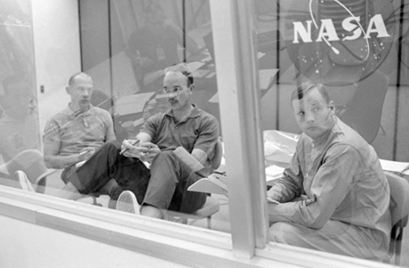 　この写真では、宇宙飛行士が、有人宇宙飛行センターの月資料研究所で、任務完了の報告をしている。宇宙飛行士は最終的に1969年8月11日、隔離をとかれた。