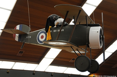 　有名な「第一次世界大戦の撃墜王（World War I Flying Ace）」の格好をしてレッドバロンを追跡しているスヌーピー。