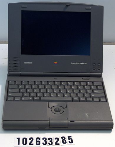　PowerBookは、1992年に「PowerBook Duo」シリーズが発売されて、さらに小型になった（写真は「PowerBook Duo 210」モデル）。重さわずか4ポンド（約1.8kg）で、ノートブック本体のポート数をできるだけ少なくするためドッキングステーションを導入した。Appleの元社員で現在はブロガーのChuq Van Rospach氏は、このモデルをお気に入りの歴代Macの1つとしている。