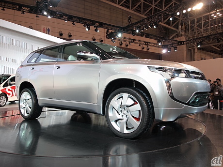 　こちらは、三菱自動車工業のブース。2013年の市場投入を目指す、「三菱プラグインハイブリッド」のコンセプトカー「Mitsubishi Concept PX-MiEV」。