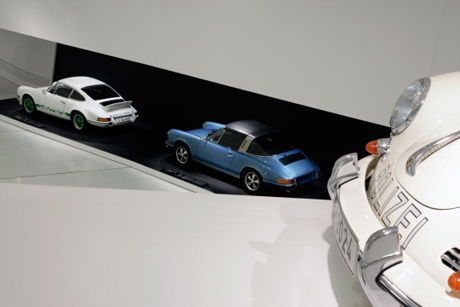 　この写真では、左がPorsche「911 Carrera RS 2.7 Coupe」（1973）、中央の青い車がPorsche「911 S 2.2 Targa」（1970）。