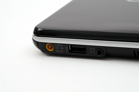 左側面奥からACアダプタ、USBポート、ヘッドホンジャック。