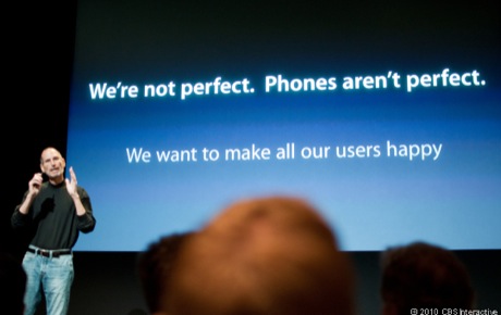 　Jobs氏はプレゼンテーションの冒頭で、「われわれは完璧ではない。電話も完璧ではない」と述べた上で、同社は「すべてのユーザーをハッピーに」したいと語った。