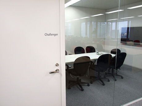 　ワークスペースに面した会議室「Challenger」では、主に社員だけでのミーティングが行われます。