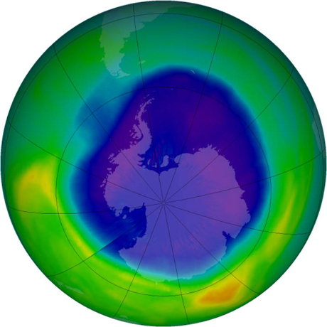 第2位：オゾン層の診断

　NASAは、同局の衛星と航空機によって、特定の人工化学物質がオゾン層を破壊していることについての重要な証拠が提供されたとしている。この情報によって、各国はこれらの化学物質を禁止するに至った。

　NASAは、「科学者たちは現在、オゾンを破壊している化学物質の成分と大気条件を完全に把握しているため、南極大陸の上空にあるオゾンホールがいつ回復するのかを予測できる（2070年ごろと予期している）」と述べている。


　これは、2007年の南極上空のオゾンホール。