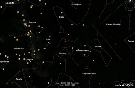 　この画像では、Google SkyにSloohのレイヤが重ねられている。天体図の上の小さな橙色のSloohのロゴはそれぞれ、ユーザーが撮影した深宇宙の物体の写真の位置を表している。