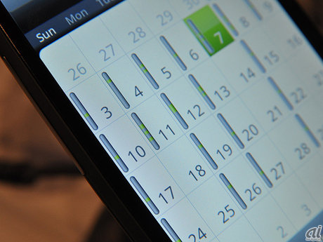 　カレンダーの月間表示。各日の予定の時間が緑のラインで表示されるため、その日の行動予定がこの画面からもある程度推測できる。