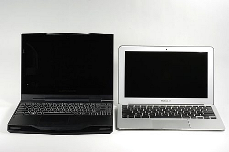 　MacBook Air（右）と「Alienware M11x」との比較。