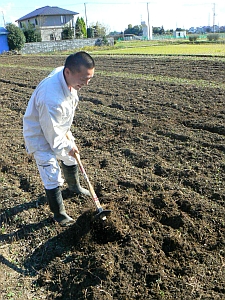 　農業インストラクターの中田さん。現地で農業についてアドバイスしてくれる。