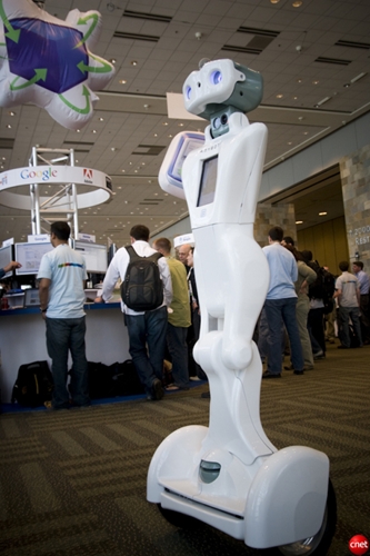 　カリフォルニア州マウンテンビューに拠点を置くAnybotsのロボットが歩き回っていた。コミュニケーションのためにビデオとオーディオが搭載されている。インターネットを通じてユーザーがコントロールすることができる。
