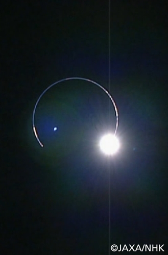　「かぐや」が2009年2月10日に撮影した半影月食。 太陽が地球に遮られダイヤモンドリングのように見える。