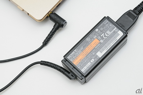 　ACアダプタの電圧は10.5Vで1.9Aまで流れる。PC本体とのコネクタはJEITA極性統一型。