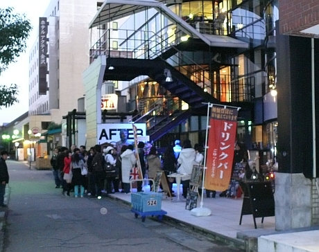 　　会場となったのは、金沢市内のライブハウス「AFTERHOURS」。17時の開場前から多くの若者が列を作っていた。