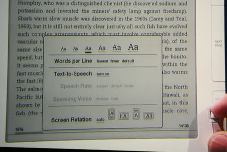 　紙の新聞や雑誌とは違い、Kindle DXはユーザーの好みに合わせてフォントサイズを調整できる。書籍を声に出して読んでくれるテキスト読み上げ機能も搭載されている。