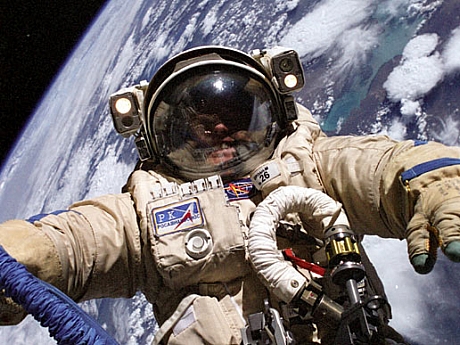 　宇宙飛行士のMike Fincke氏が2004年、第9次長期滞在の任務の一環として、ロシアの宇宙服を着てISSの壁の外側を調査したときの写真。Fincke氏はNASA ISS科学官であり、フライトエンジニアでもある。