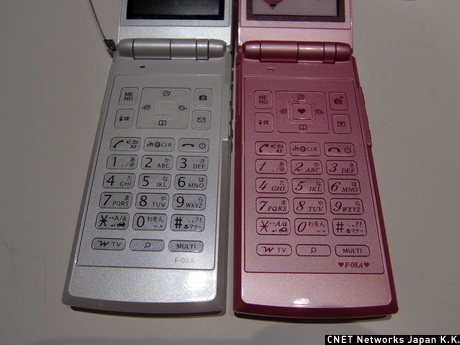　Pearl White（左）とBeauty Pink（右）を比べてみた。ハートマークの違いのみならず、数字のフォントも異なる。