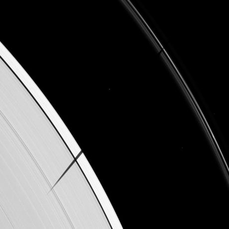 　軌道船「Cassini」は2008年6月に当初の4年間のミッションを完了し、新たにCassini分点探査（Cassini Equinox Mission）のために探査期間を延長している。この探査は2010年9月まで続く予定だ。

　新しいミッションの名称は土星の分点から付けられており、Cassiniは2009年8月に起こる分点を観測する予定だ。分点が発生するとき、太陽が土星の赤道を直接照らし、土星の北半球とリングの北面を輝かせる。

　Cassini探査機が撮影したこの土星の画像は、土星のリング面の下約21度の角度から、リングにおいて太陽に照らされた側を見たものだ。

　土星の衛星の1つヤヌスはこの画像では見えないが、分点時にヤヌスやほかの衛星の影が投じられるとき、その影がリングを横切るのを見ることができる。

　この可視光の画像は5月10日に狭角カメラで撮影された。1ピクセル当たり5kmのスケールであり、土星からの距離が約96万5000kmで、太陽と土星、Cassiniの角度が46度となる地点から撮影されている。