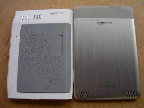 　初代Kindle（左）とKindle 2（右）の背面を比べてみた。