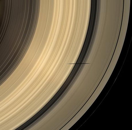 　土星系が分点に差し掛かるにつれて、土星の赤道環の面上または近い位置にある軌道を回る衛星がリングに向かって影を落とす。この画像では、土星衛星ミマスの影がリングに写っている。