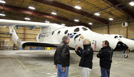 　SpaceShipTwoは、2人のパイロットを含めた8人乗りで、2時間の準軌道飛行が可能。5分間の無重力状態を体験できる。

　写真はVirgin Galactic創設者Richard Branson氏、そして、パイロットのBurt Rutan氏とWill Whitehor氏。