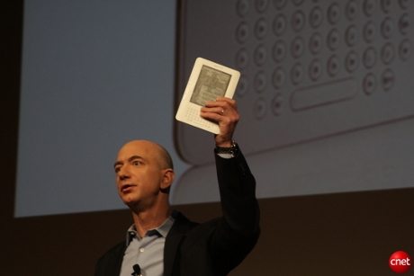 　「Amazon Kindle 2」の出荷が2月24日から開始される。Amazon.comの最高経営責任者（CEO）であるJeff Bezos氏が米国時間2月9日、ニューヨークのモーガン博物館・図書館で発表した。