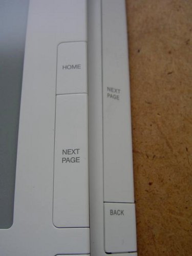 　Kindle 2（上）は初代Kindle（下）よりもボタンがコンパクトになっている。ボタンの誤操作が軽減される。