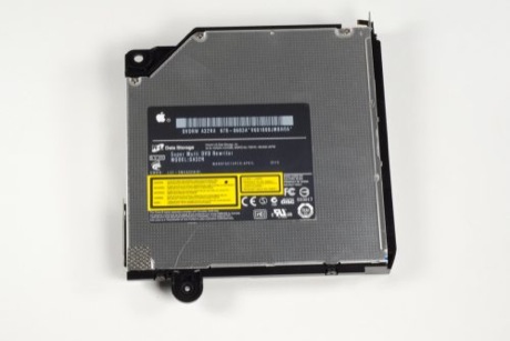 　Mac miniの光学ドライブとプラスチック製フレームは単一のユニットとして取り外せる。Mac miniには日立LGデータストレージ製の「Super Multi DVD Rewriter（モデル：『GA32N』）」が搭載されている。