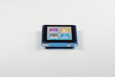 　iPod nanoの上面には、ボリュームコントロールとスリープ／スリープ解除ボタンがある。
