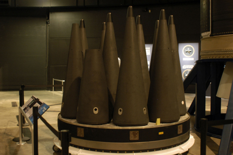 　Peacekeeperは最大10個の弾頭を運搬できた。このような弾頭は、頭字語が多用される核兵器用語では複数個別誘導再突入体（MIRV）と呼ばれる。この写真の「Avco MK-21」再突入体は、オハイオ州デイトンにある国立米空軍博物館に展示されている。