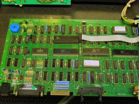 　CPUは基板のこの側の端にある。Osborne 1は、4MHzで動作するZilogの「Z80」プロセッサか、少なくともZ80をベースにしたプロセッサを使用していた。