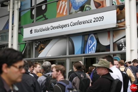 　Appleは米国時間6月8日、サンフランシスコで開催の「Worldwide Developers Conference（WWDC）」で基調講演を行った。

　「MacBook Pro」「MacBook Air」「Snow Leopard」「Safari」などをはじめ、基調講演の後半には「iPhone 3G S」や新しく99ドルのiPhoneが発表され、大いに盛り上がった。

　本記事では基調講演の様子を写真で詳しく紹介する。