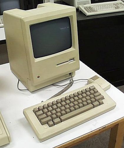 　Appleの「Macintosh」は米国時間2009年1月24日、登場から25周年を迎えた。ここでは、その進化の様子を主な製品の写真で紹介する。

　25年前、「Macintosh」を発売し、Appleはがらりと変わった。ここに掲載した写真は、実は「Macintosh 512K」モデルである。1984年1月に発売された初代のMacintoshとほぼ同じだが、メモリを初代の128Kから512Kに増強したもので、こちらは「Fat Mac」の異名を取る。