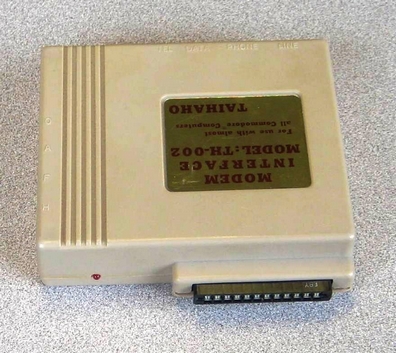 　C64のモデムは、カートリッジ型のインターフェース経由で接続していた。