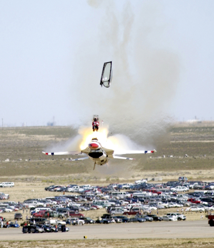 　2003年9月にアイダホ州で開催された航空ショーで、Thunderbirdsのパイロットが、F-16の墜落寸前に脱出した。米空軍によると、同パイロットは傷を負うこともなく、観衆から機体を遠ざけることに成功したという。