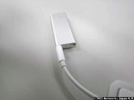 　Macと接続してみたところ。同梱のケーブルは短い。別売の「Apple iPod shuffle USBケーブル」（2200円）も用意されている。