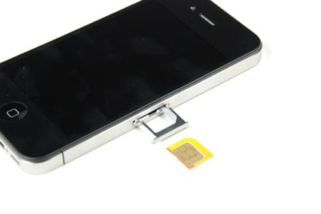 　iPhone 4は、「iPad Wi-Fi + 3G」モデルと同様、AT&TのmicroSIMを使用する。