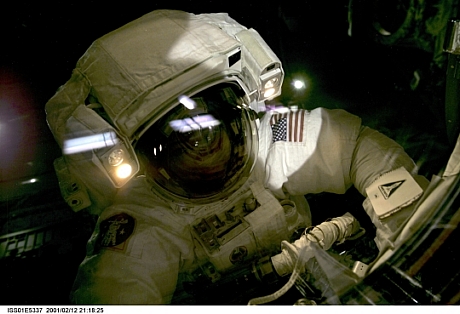 　2001年、宇宙飛行士のRobert Curbeam氏が、スペースシャトル「Atlantis」の貨物室の上で宇宙遊泳をしている。ISSのDestiny実験室内から撮影されたもの。
