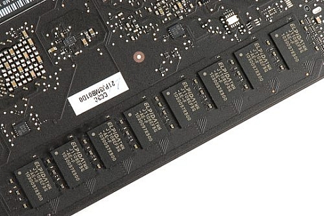　もう1組のエルピーダ製RAMチップは、メインロジックボードの裏面にある。