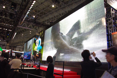 　ソニーは、技術参考展示として大型3D LEDディスプレイをステージ上に設置。横21.7m×縦4.8mの巨大サイズで、ユニットを組み合わせることにより大きさを自在に変えられるという。ステージでのデモンストレーションは、3Dメガネをかけた状態で視聴する。