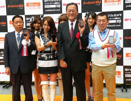 ヨドバシカメラ マルチメディアAkibaのセレモニーには、KDDI代表取締役執行役員専務の田中孝司氏（右から2人目）、ヨドバシカメラ代表取締役社長の藤沢照和氏（左）が出席。またスペシャルゲストとして、アイドルグループSDN48の大堀恵さん、KONANさん、加藤雅美さん、伊藤花菜さんが駆けつけた。